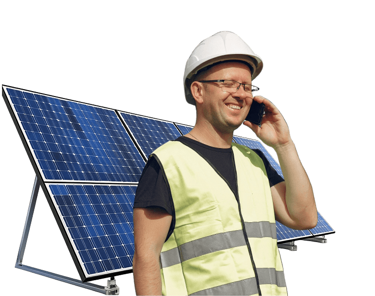 Técnico de MexaSolar con paneles solares
