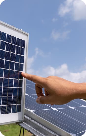 Sistemas solares inteligentes - Panel solar en mano